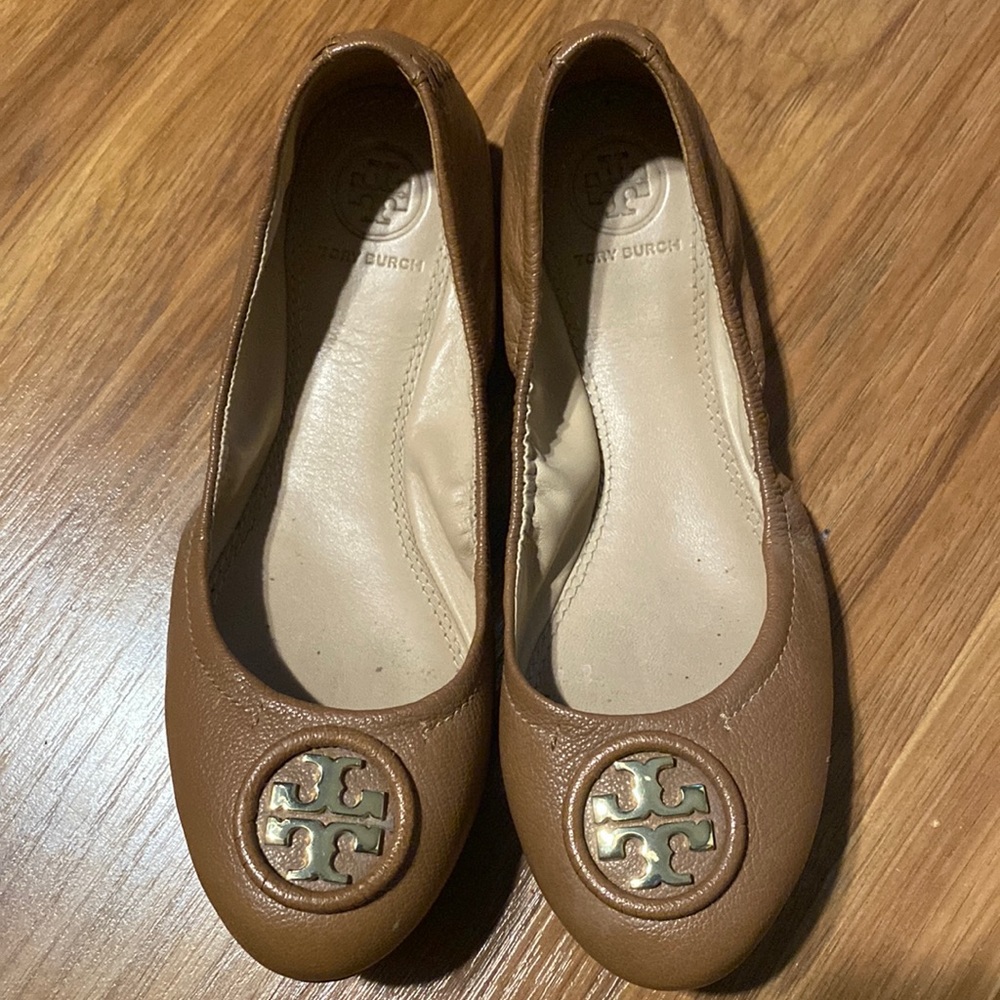 Flats, Tory brand , sizes 6 , tan color , in very good conditions.
